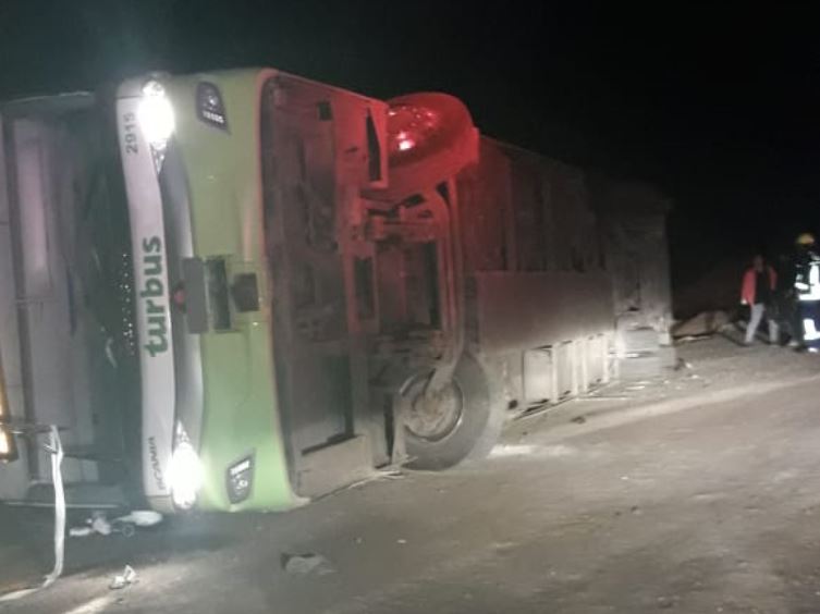 Bus de pasajeros se volcó en cercanías de Tocopilla: Hay personas heridas