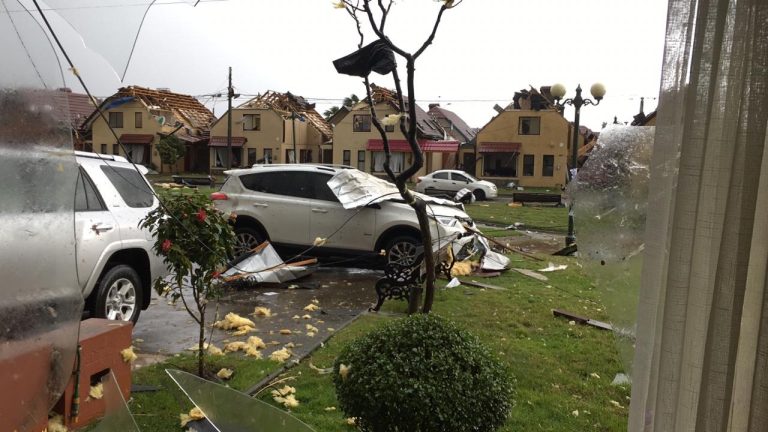 Fuerte tromba marina voló techos de casas y arrasó con locales en Talcahuano y Concepción