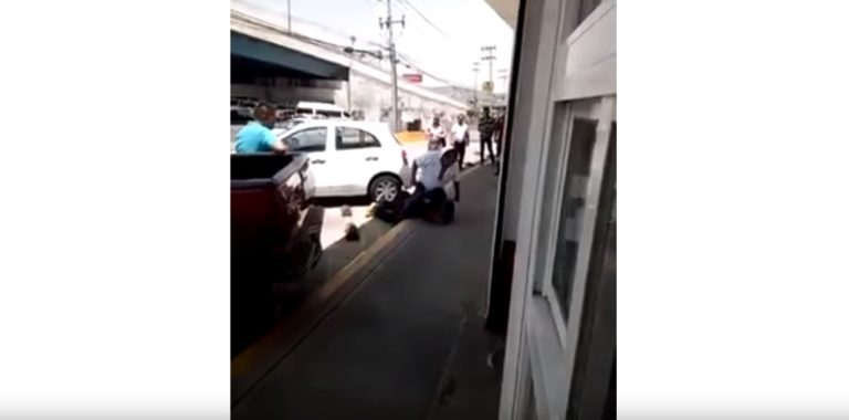 No aguantó que un hombre agarrara a patadas a un perrito y le dio una paliza en el suelo