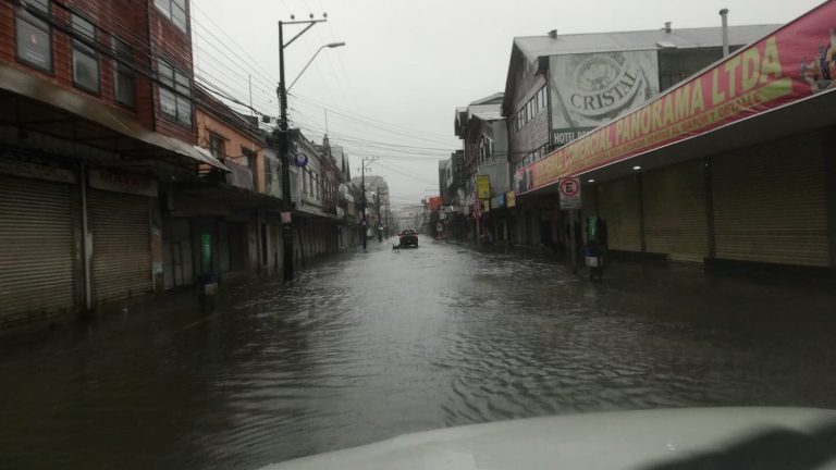 Autoridades declaran alerta roja para Puerto Montt por desborde de río