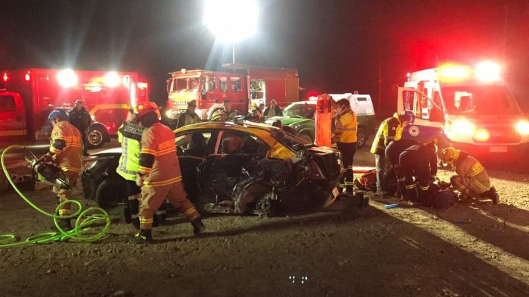 Grave accidente entre bus y taxi dejó 2 muertos en Iquique: Hay 3 heridos de gravedad