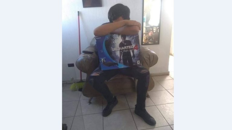 No lo quería soltar: La historia del joven que vendió su PlayStation 4 para comprarle pañales a su hijo