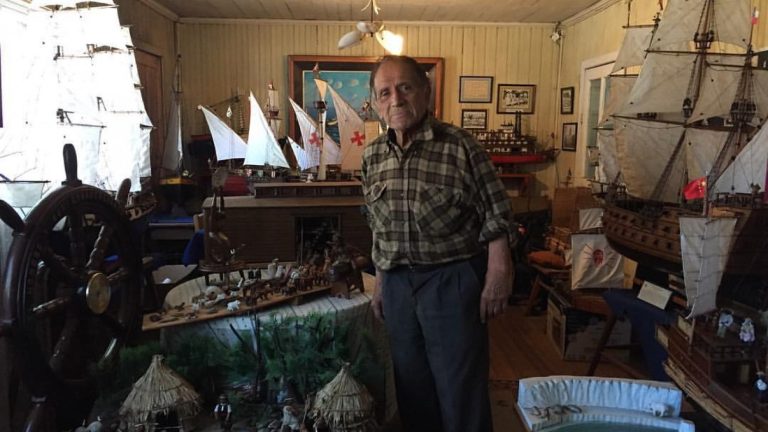 El impresionante museo naval que un anciano de Talcahuano guarda en 10 metros cuadrados