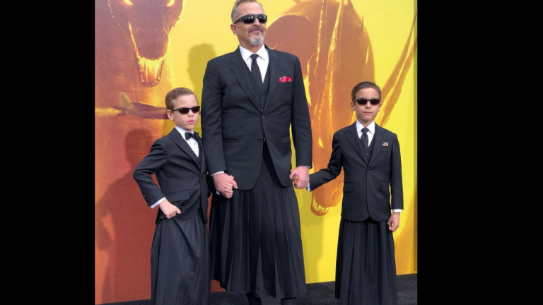 Miguel Bosé se presentó usando falda junto a sus dos hijos en el estreno de Godzilla