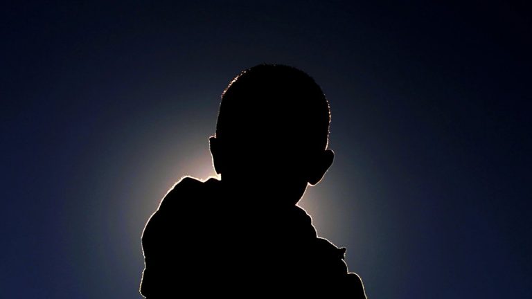 Papá vendió a su hijo de un año y medio para que lo violaran: Le dieron 40 dólares