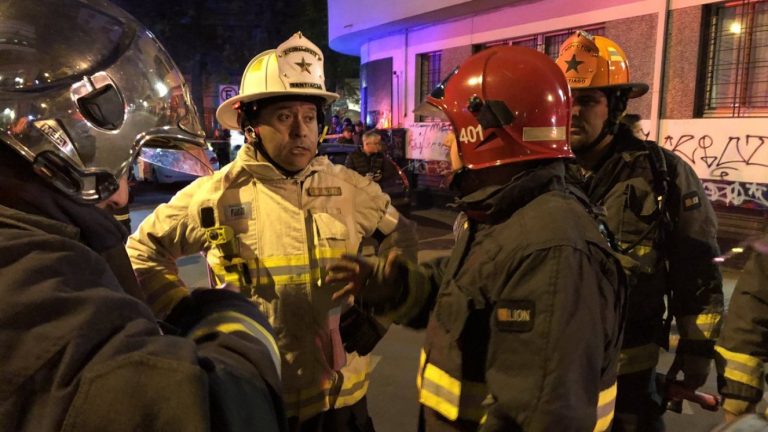 2 adolescentes y 4 adultos brasileños murieron intoxicados en departamento del centro de Santiago