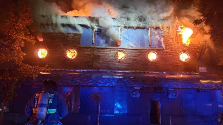 Violento incendio consumió reconocido restaurante en Barrio Brasil: El segundo piso colapsó