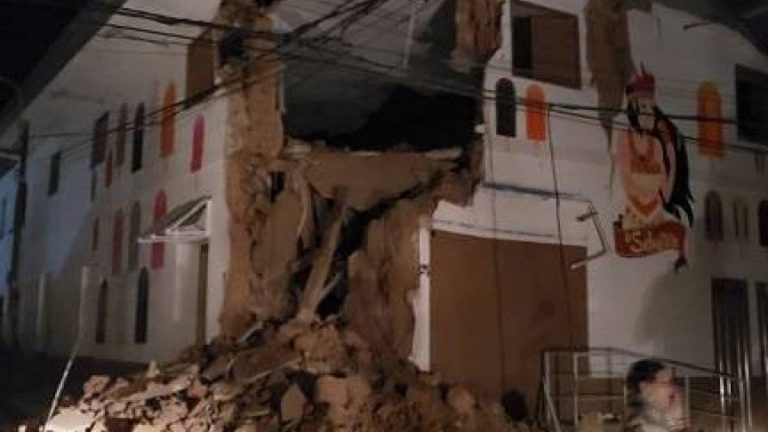 Terremoto dejó expuesta a pareja de amantes: Salieron desnudos a la calle y su cuñada los descubrió