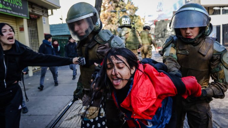 Dan de baja a carabinera que golpeó en el rostro a fotógrafa afuera del Instituto Nacional