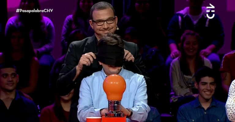 ¿Por qué Julián Elfenbein vendó los ojos de Luis Medel y Paula Gajardo?