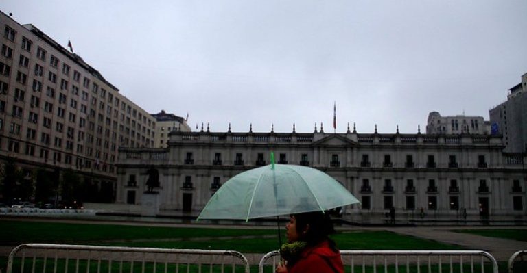 Frío y llovizna sorprenden a santiaguinos