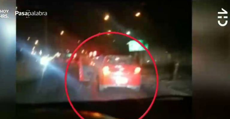 Hombre intentó evitar portonazo colgándose de su auto