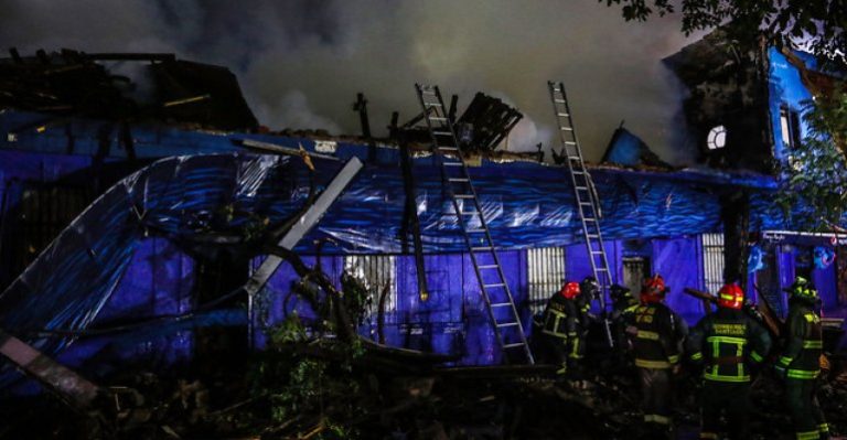Incendio destruyó por completo reconocido restaurante del centro de Santiago