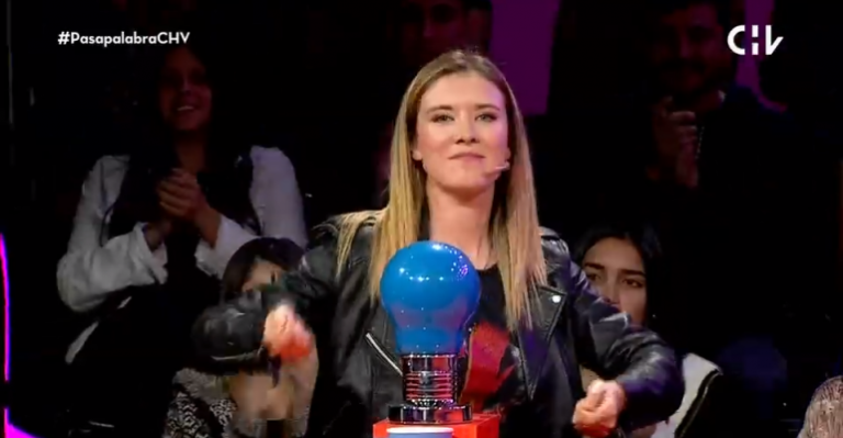 Carla Jara celebró con enérgico baile su acierto en la Pista Musical