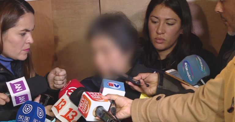 Denuncian a abuela de quemar las manos de sus nietos