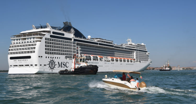 Estacionarse mal: Crucero impacta muelle y barco de turismo en Venecia