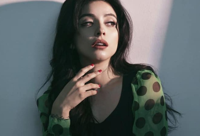 Mon Laferte muestra nuevo tatuaje y posa en topless