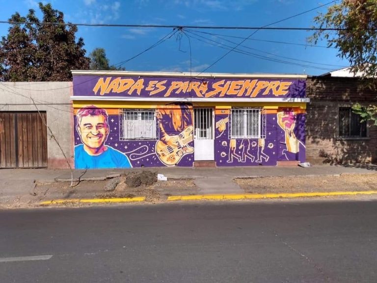 Homenaje a Jorge González: Realizan mural en su primer hogar
