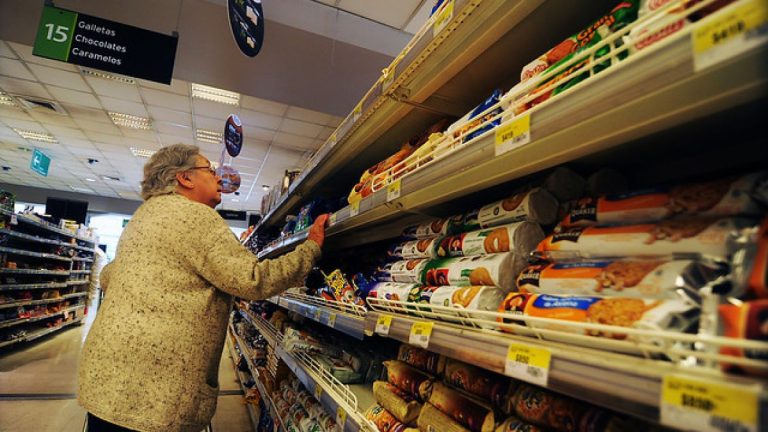 Inconsistencia en etiquetados: Estudio Unab detecta al menos 40 productos con nutrientes críticos que no poseen sello