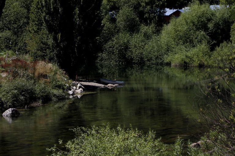 Hombre intentó tirar a su pareja a un río tras discusión: Ambos cayeron y fallecieron ahogados