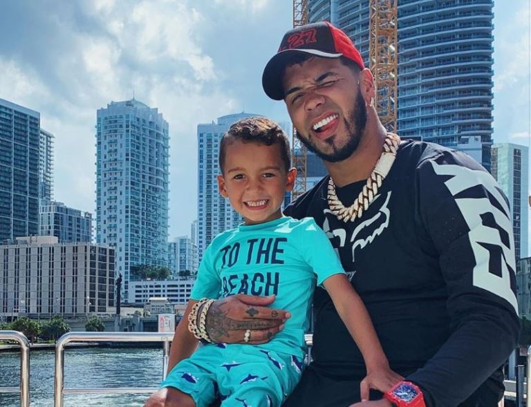 “Enseñándole a ser mejor persona que yo”: Anuel AA se llenó de críticas por ponerle dientes de oro a hijo de 6 años