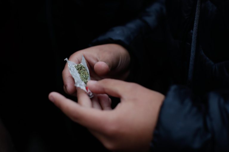 No le gustó la marihuana que le vendieron y fue a una comisaría a denunciarlo