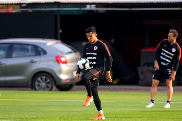 ¿Hay que preocuparse? Tercer arquero de la Roja ganó apuesta tras atajarle prácticamente todo a Alexis