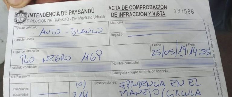 Inspector de tránsito multó a una mujer por circular “con exceso de belleza”
