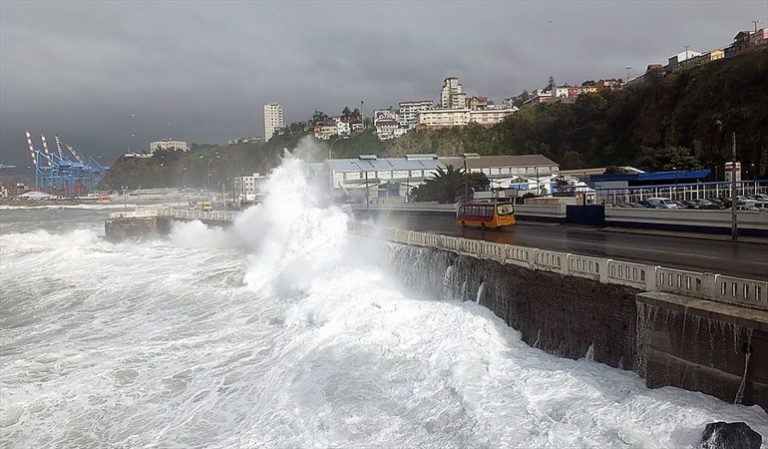 21 personas quedaron aisladas tras fuertes marejadas que afectan a Chiloé
