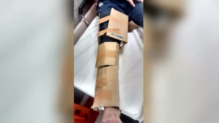 Paciente de hospital acusa que pasó la noche en el suelo y que inmovilizaron su pierna con cartón
