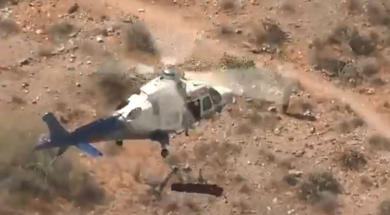Peligro que se volvió viral: Anciana de 74 años fue rescatada colgando de un helicóptero que la hizo girar a alta velocidad