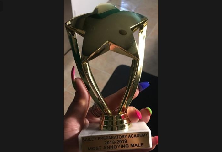 Profesora entregó a niño con autismo “premio al más molesto” del colegio