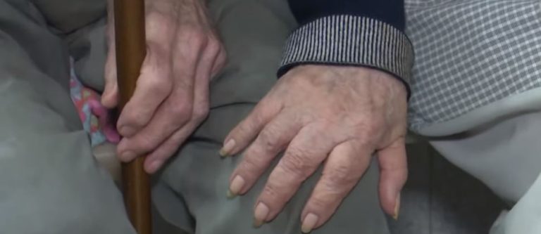 Ancianos de 92 y 86 años fueron abandonados por su hijo en un bar