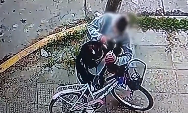 Captan a delincuente que apuntó con un arma en la cabeza a niño de 2 años para robar un celular