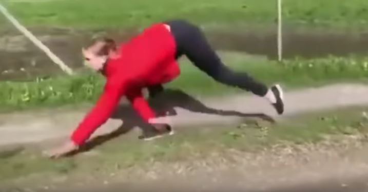 Corren como caballo: La particular forma de moverse de algunos humanos