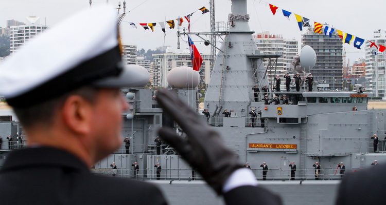 Conducía sin pantalones: Detuvieron a marino acusado de masturbarse frente a mujeres