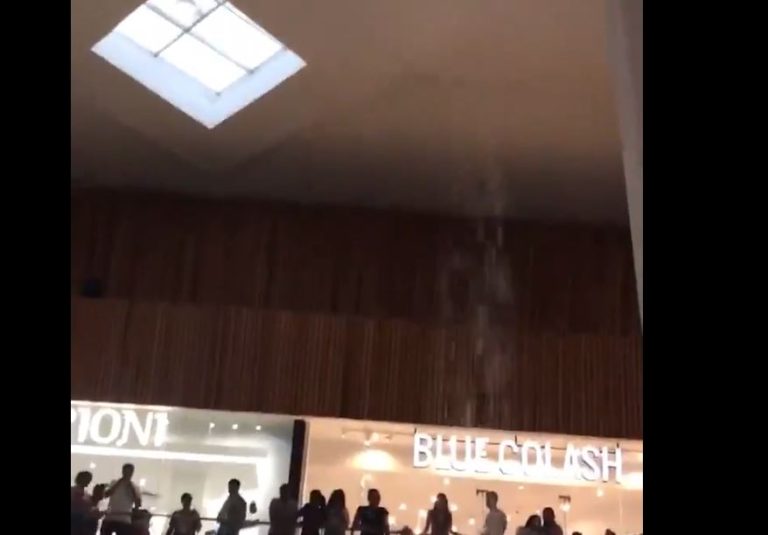 Momento épico: Músicos tocaron canción de “Titanic” mientras mall se inundaba