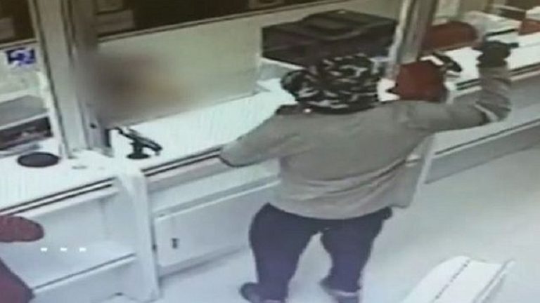 Delincuente asaltó dos bancos y amenazó a trabajadores con una palta: Dijo que era una granada