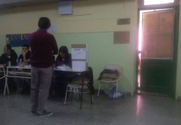 Hombre borracho fue a votar y orinó sobre las boletas de los candidatos