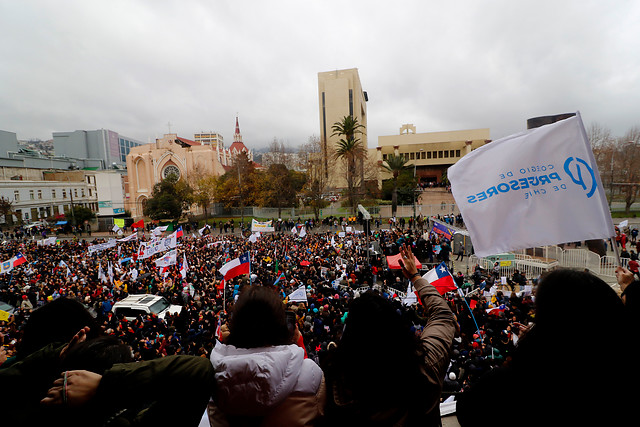 Paro continúa tras reunión del Colegio de Profesores y Mineduc en día de masiva marcha