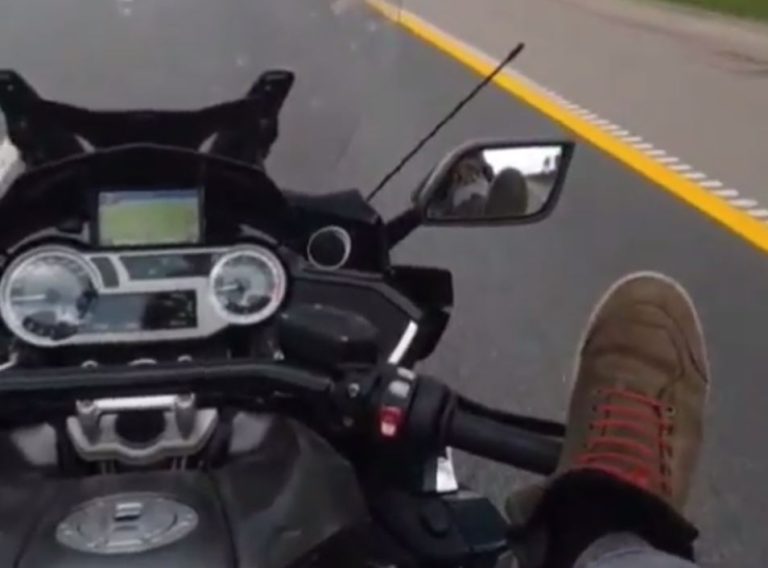 Se grabó manejando una moto con los pies al volante a más de 100 km/h: Falleció horas después en un accidente