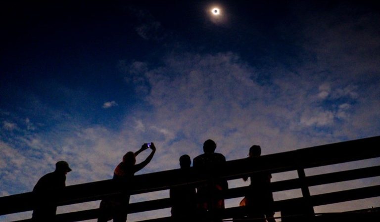 El concurso que te permite ver el eclipse total de sol desde un avión a 39 mil pies de altura