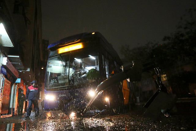 Accidentes de tránsito, cortes de luz y calles anegadas: Estos son los primeros estragos de las lluvias en Santiago