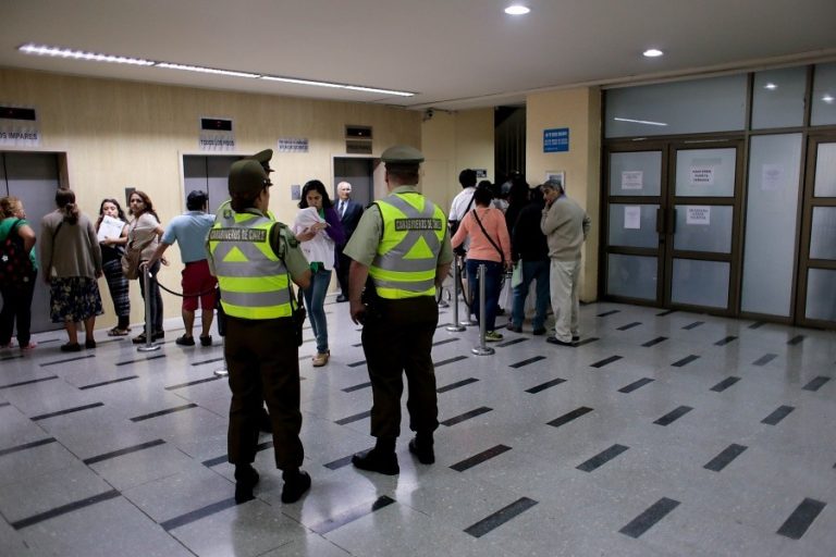 Nueva protesta: Adulto mayor se realizó cortes en sus brazos en oficinas del Compin