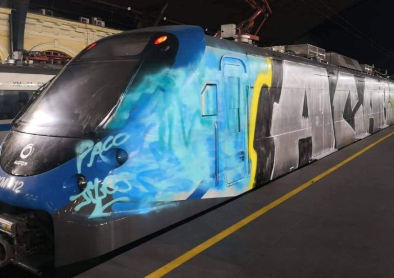 Tren Central se querellará contra responsables de rayados a uno de sus carros