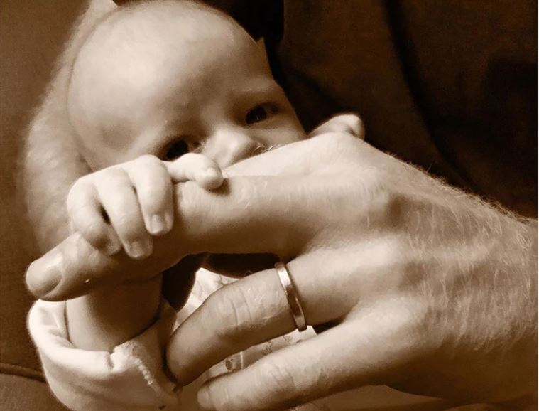 Ternura en una instantánea: La foto del príncipe Harry y su hijo por el Día del Padre