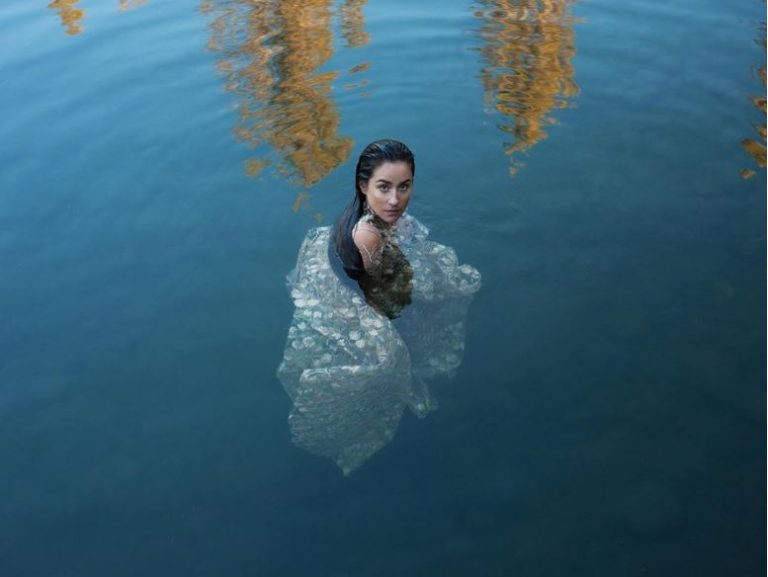 Salto a pata pelá: Denise Rosenthal reveló el cómico tras bambalinas de su asombroso retrato en el agua