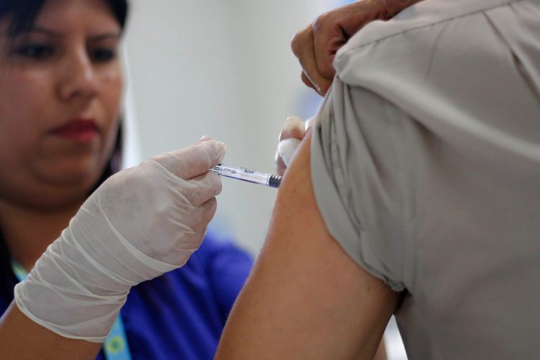 Ponen urgencia a proyecto que busca vacunación obligatoria a niños y adolescentes