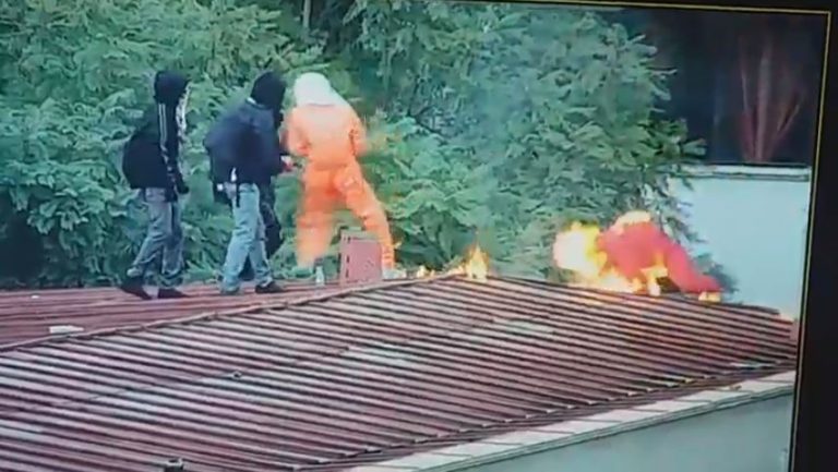 Video muestra el momento en que estudiante del Instituto Nacional se quema con una bomba molotov