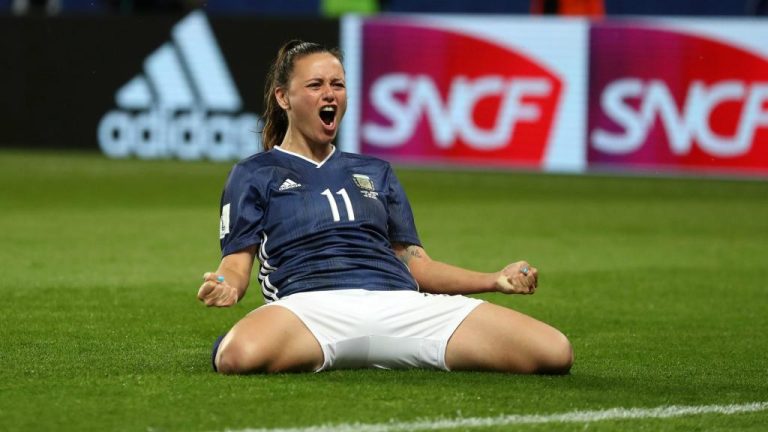 Argentina empata en épica remontada con Escocia y aumenta las chances de la Roja de pasar a octavos